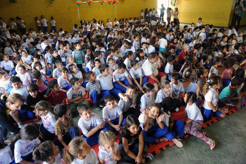 Papai Noel entrega presentes arrecadados em campanha dos ...