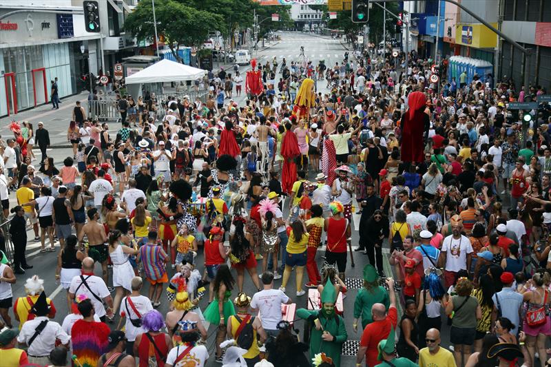 Fim de semana em Curitiba tem folia de carnaval literatura exposições