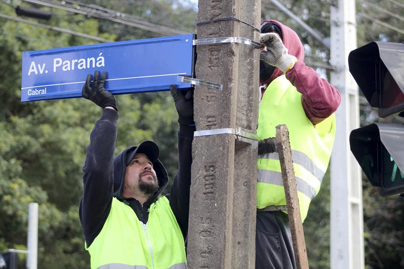 Prefeitura De Curitiba Implanta Novas Placas De Rua Letras