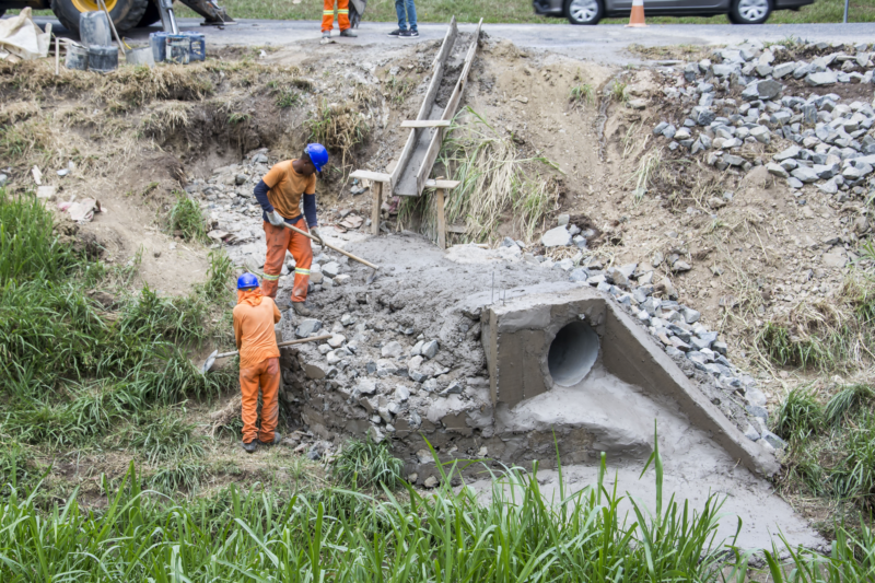 Manutenção em estrutura de drenagem vai prevenir alagamentos em bairro