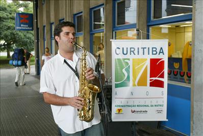 Viajantes que passam pela Rodoferroviária de Curitiba são surpreendidos com apresentações de música.Curitiba, 23/03/2005Foto: Michel Willian/SMCS