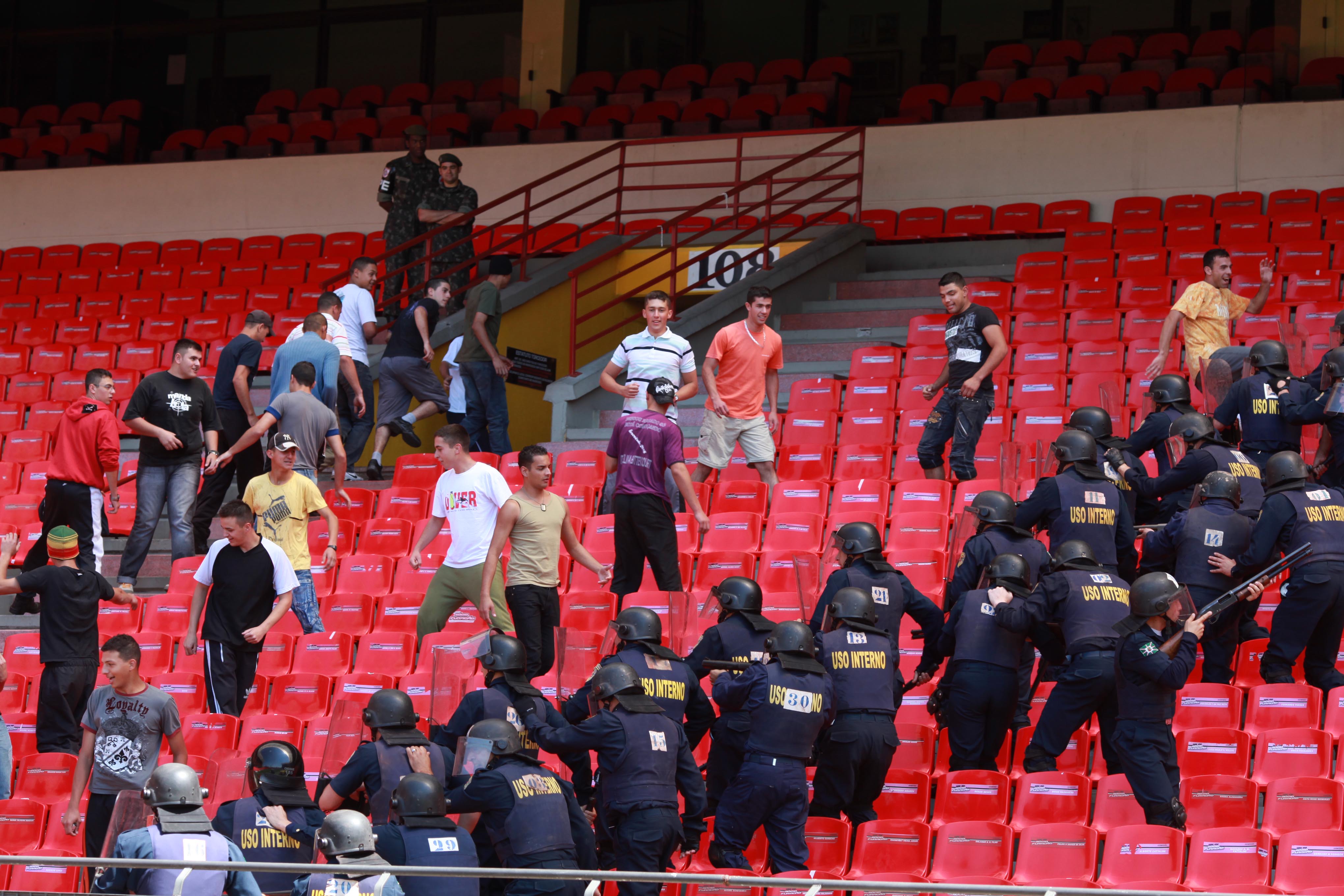 Guardas interrompem jogos de futebol em Curitiba pra prevenir