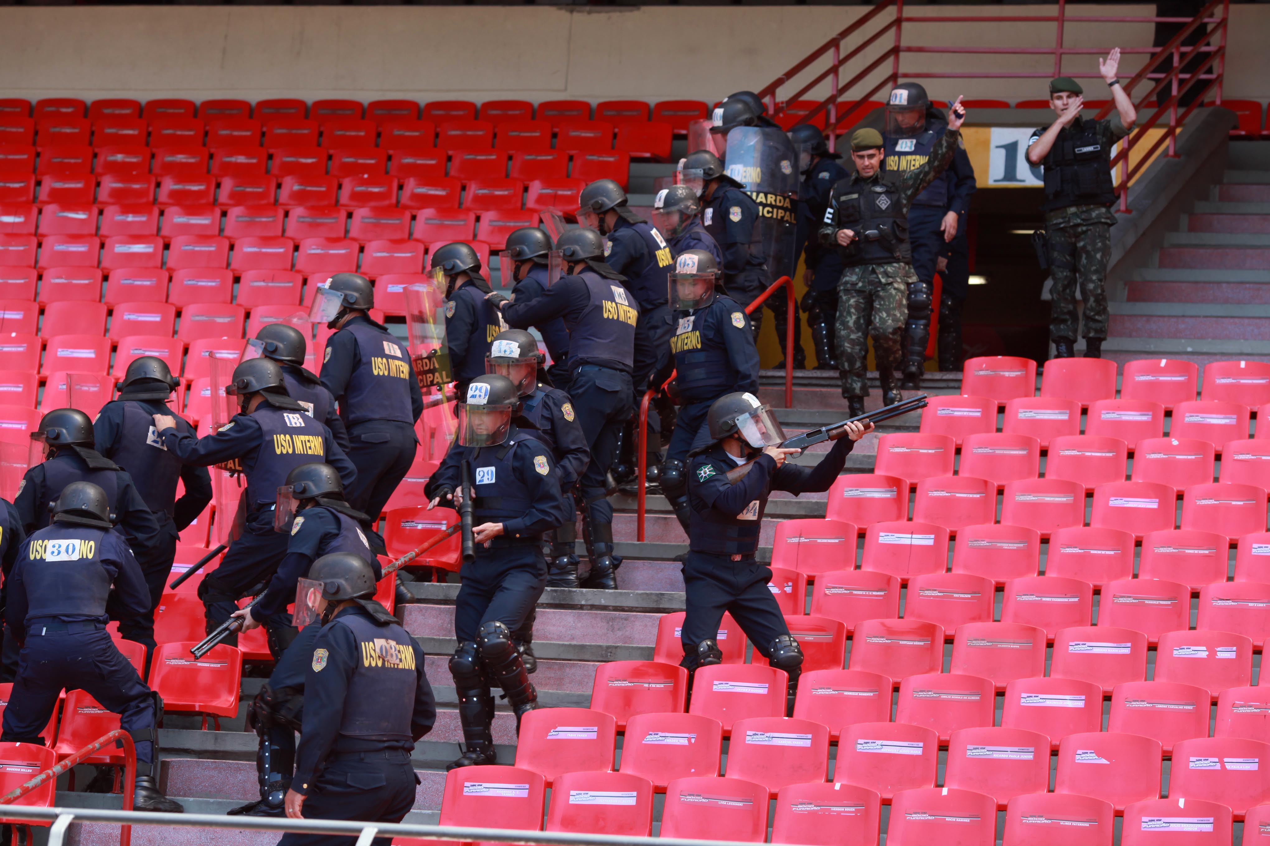 Guardas interrompem jogos de futebol em Curitiba pra prevenir