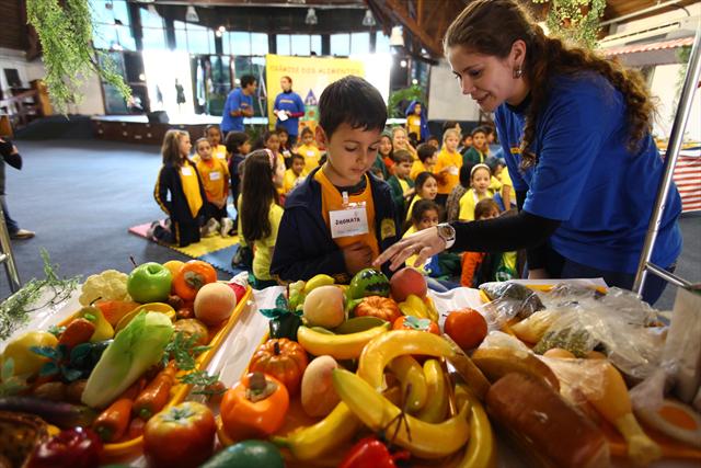 A Semana Mundial da Alimentação será comemorada de 13 a 16 de outubro, no Mercado de Orgânicos, anexo ao Mercado Municipal, com diversas atividades da Prefeitura.
Na imagem, alunos da Rede Municipal de Ensino conhecem um pouco mais sobre alimentação saudável, durante evento no Parque Barigui, no ano passado.
Curitiba, 14/10/2009
Foto: Maurilio Cheli/SMCS