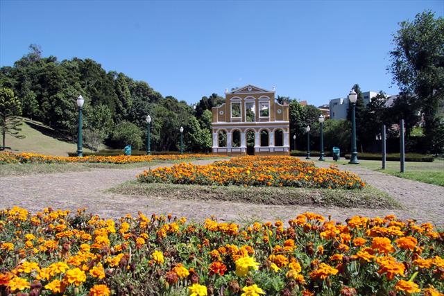 O Bosque Alemão, um dos cartões postais da cidade, no Jardim Schaffer, está como novo. Toda a base da passarela construída em 1995 foi refeita, além de troca da madeira da escadaria e nova pintura. 
Curitiba, 18/11/2010
Foto:Valdecir Galor/SMCS