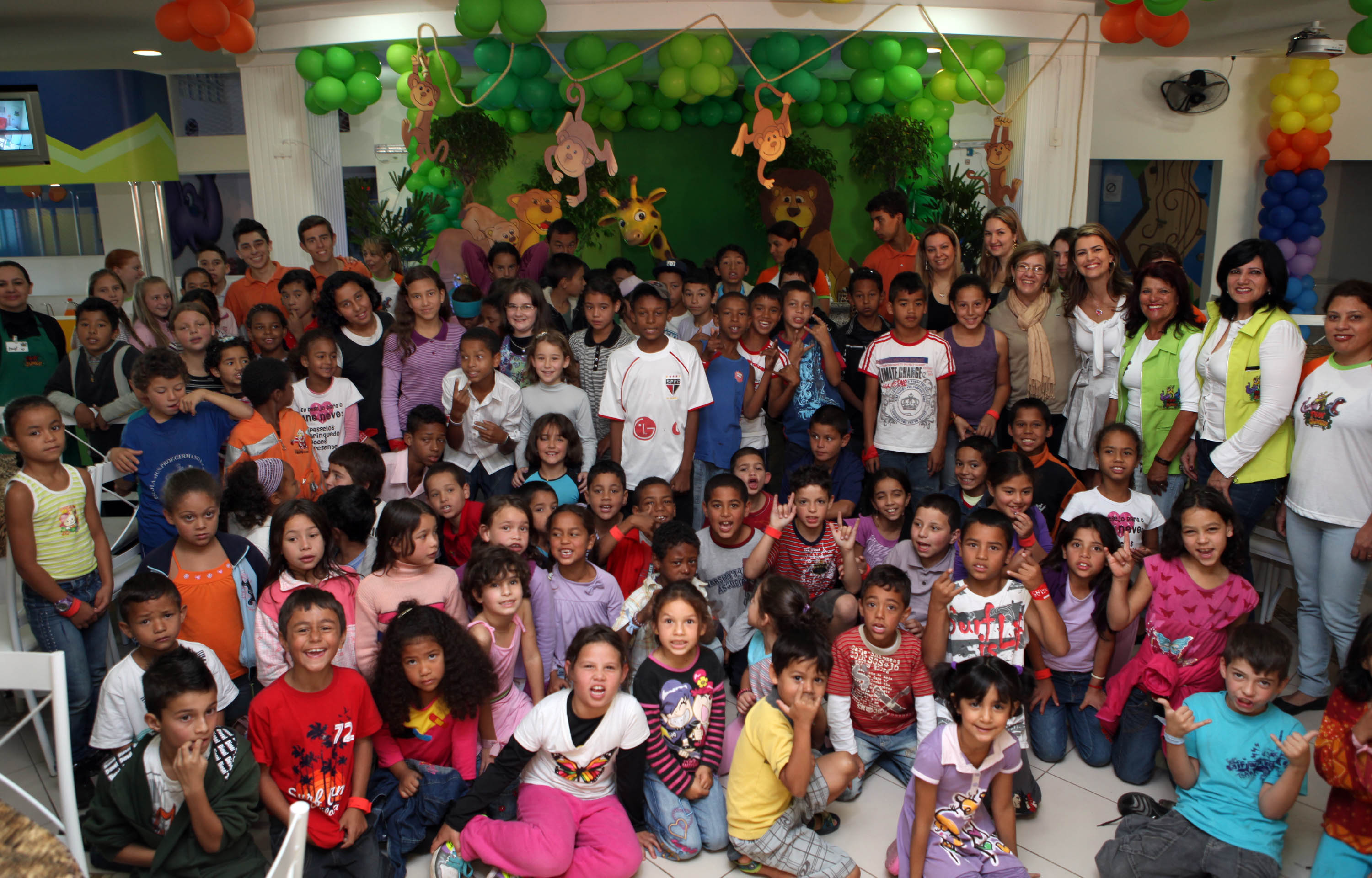 Crianças e adolescentes ganham festa em buffet infantil - Prefeitura de  Curitiba