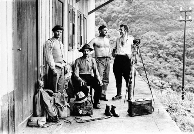 O fotógrafo Arthur Wischral (o terceiro da esquerda para a direita) e amigos na varanda de uma casa na Serra do Mar.
Suporte original negativo em chapa de vidro P/B, formato10x15cm.
