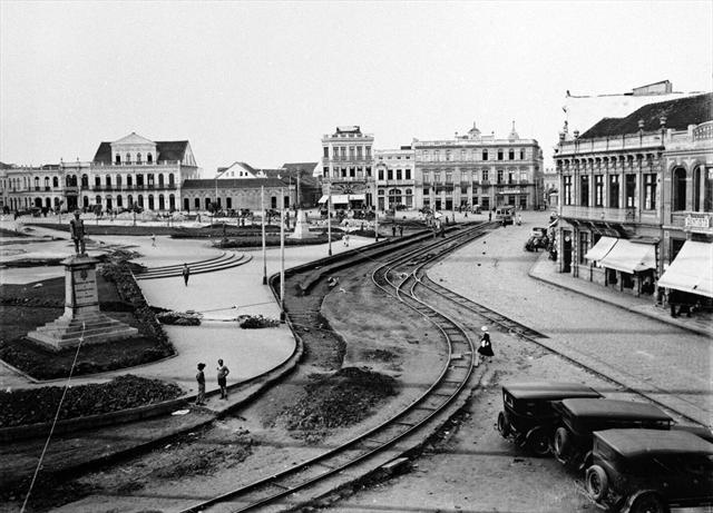 Obras de urbanização da Praça Tiradentes em 1934 para preparação da base para a construção da estação de bondes. Aparece a herma do Marechal Floriano Peixoto.
Suporte original negativo em chapa de vidro P/B, formato13x18cm.
