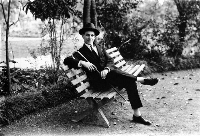 Sr. Arthur Wischral quando jovem. Suporte original negativo em chapa de vidro P/B, formato10x15cm.
