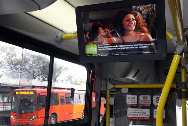 Em teste, TV nos ônibus é aprovada por passageiros, a novidade, em fase de teste desde a semana passada, está em cinco ônibus do sistema expresso.
Curitiba, 10/08/2011
Foto:Cesar Brustolin/SMCS


fotos
	
Passageiros do sistema Expresso 