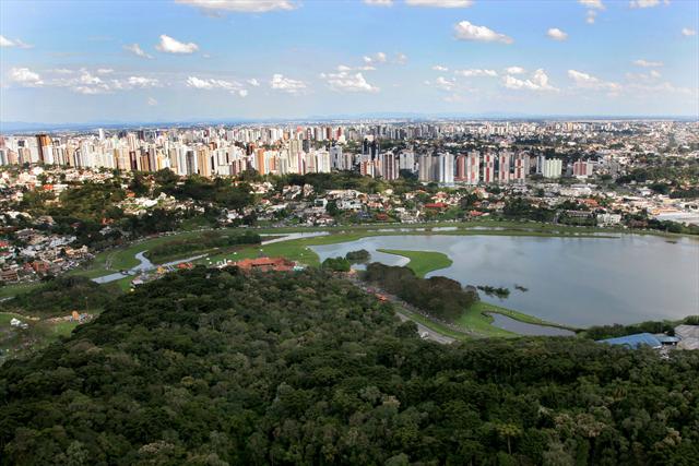 Curitiba tem a melhor qualidade do ar entre as cidades de grande porte do Brasil. A informação tem como base pesquisa inédita da Organização Mundial da Saúde (OMS).
Foto: Michel Willian/SMCS (arquivo)
