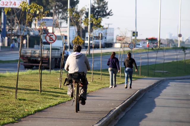 Malha cicloviária curitibana é maior que a de Porto Alegre, São Paulo e BH juntas. Na imagem, ciclovia na Linha Verde.
Foto: Lucília Guimarães.