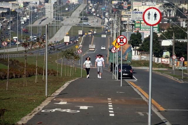 Malha cicloviária curitibana é maior que a de Porto Alegre, São Paulo e BH juntas. Na imagem, ciclovia na Linha Verde.
Foto: Lucília Guimarães.