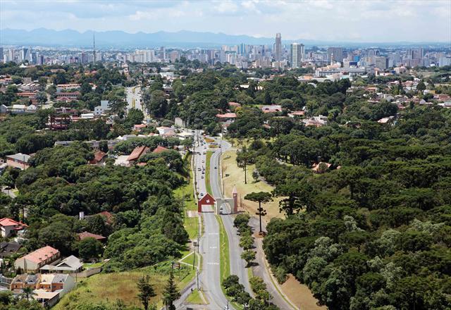Vista aérea da cidade tendo em 1ºplano a Via Vêneto, Memorial Italiano e a direita parque Barigui.
Curitiba, 09/03/2010
Foto:Maurilio Cheli/SMCS