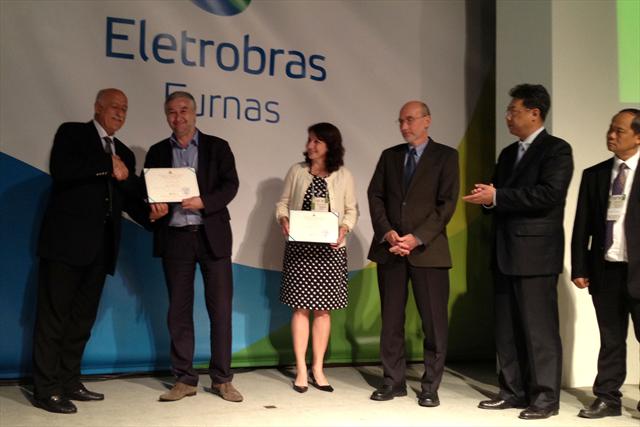 Curitiba recebeu na Rio + 20 o prêmio Global Green City Award (Cidade Verde), título concedido pelo Fórum Global sobre Assentamentos Humanos – GFHS. Na imagme, a secretária municipal do Meio Ambiente, Marilza Dias, com o prêmio.
Foto: Divulgação
