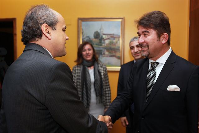 Prefeito Gustavo Fruet recebe visita do Embaixador da Turquia no Brasil, Sr. Ersin Erçin.
Curitiba, 06/05/2013
Foto:Cesar Brustolin/SMCS