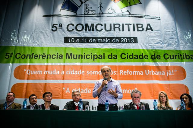 O prefeito Gustavo Fruet participou da abertura da 5ª Conferência da Cidade de Curitiba (ComCuritiba), que teve início na manhã desta sexta-feira (10), no Teatro da Reitoria, com a participação de cerca de 500 pessoas.
Foto: Maurilio Cheli/SMCS