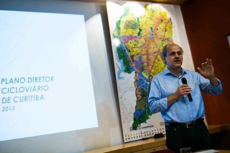Prefeito Gustavo Fruet apresenta o Plano Diretor Cicloviário de Curitiba no IPPUC.
Curitiba, 06/09/2013
Foto: Maurilio Cheli/SMCS