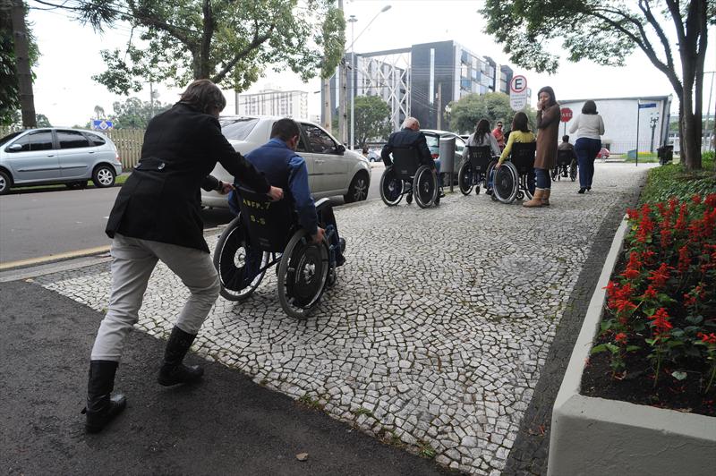 Durante todo o ano de 2013, 435 servidores públicos da Prefeitura de Curitiba foram capacitados para entender melhor as dificuldades das pessoas com deficiência, conhecer a legislação da área e como os serviços públicos podem atender melhor essa parcela da população.
Curitiba, 27/12/2013
Foto: Everson Bressan/SMCS