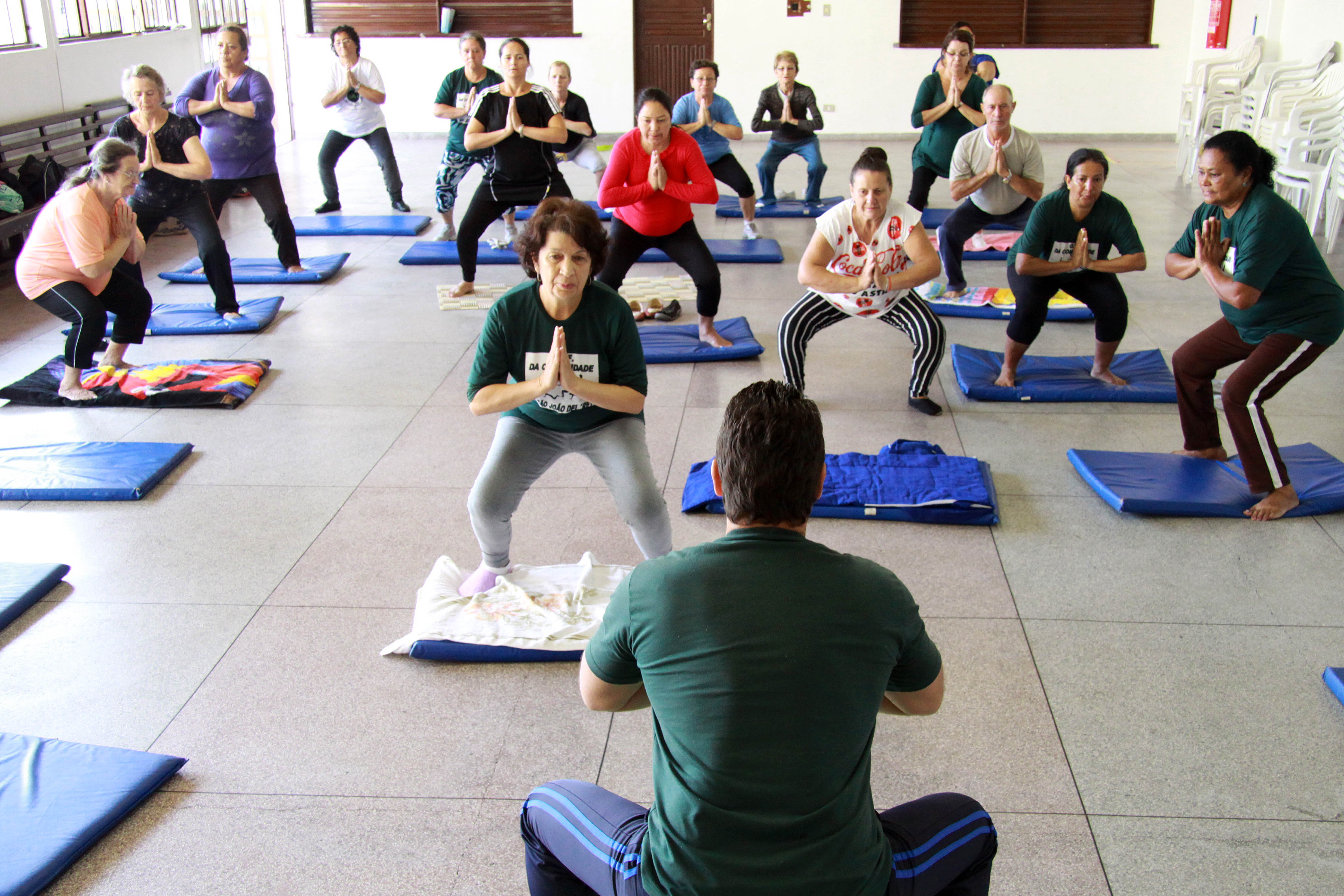 Aulas de ioga ajudam usuários de unidade de saúde - Prefeitura de