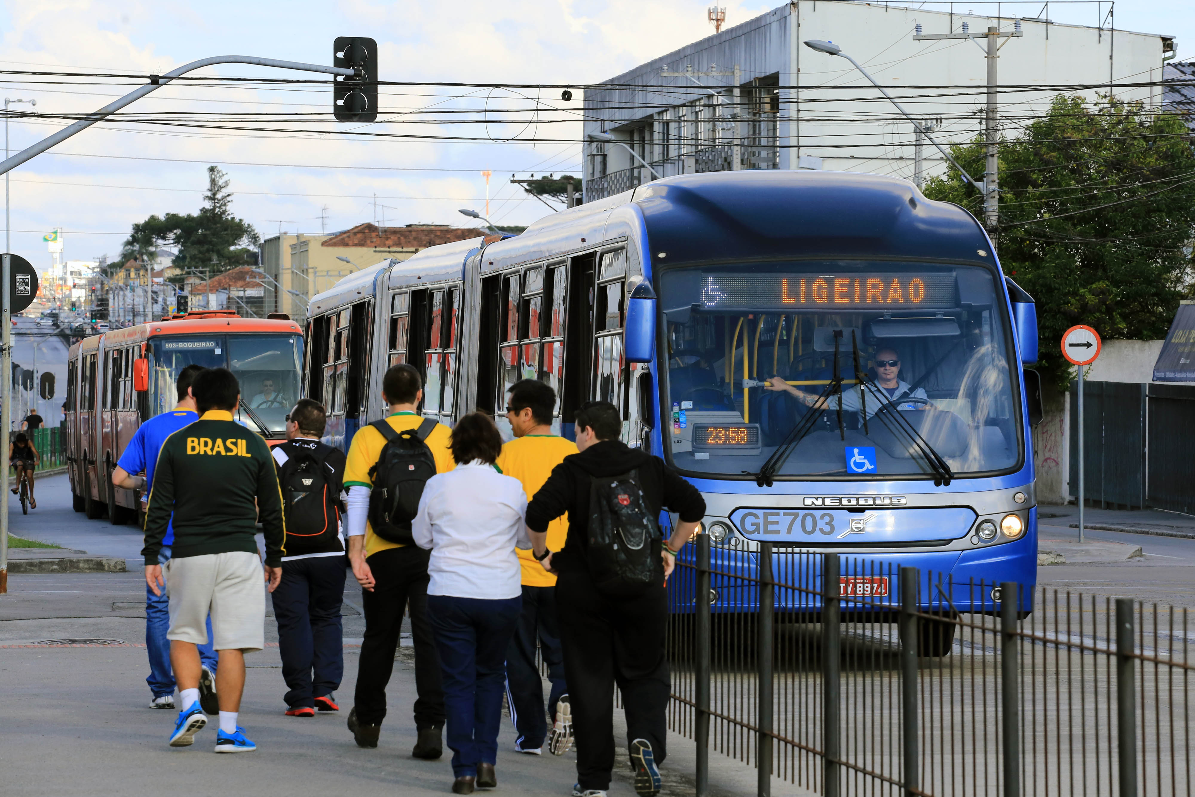 Em dias de jogos, ônibus irão transportar usuário de cadeira de rodas até a  Arena - Prefeitura de Curitiba