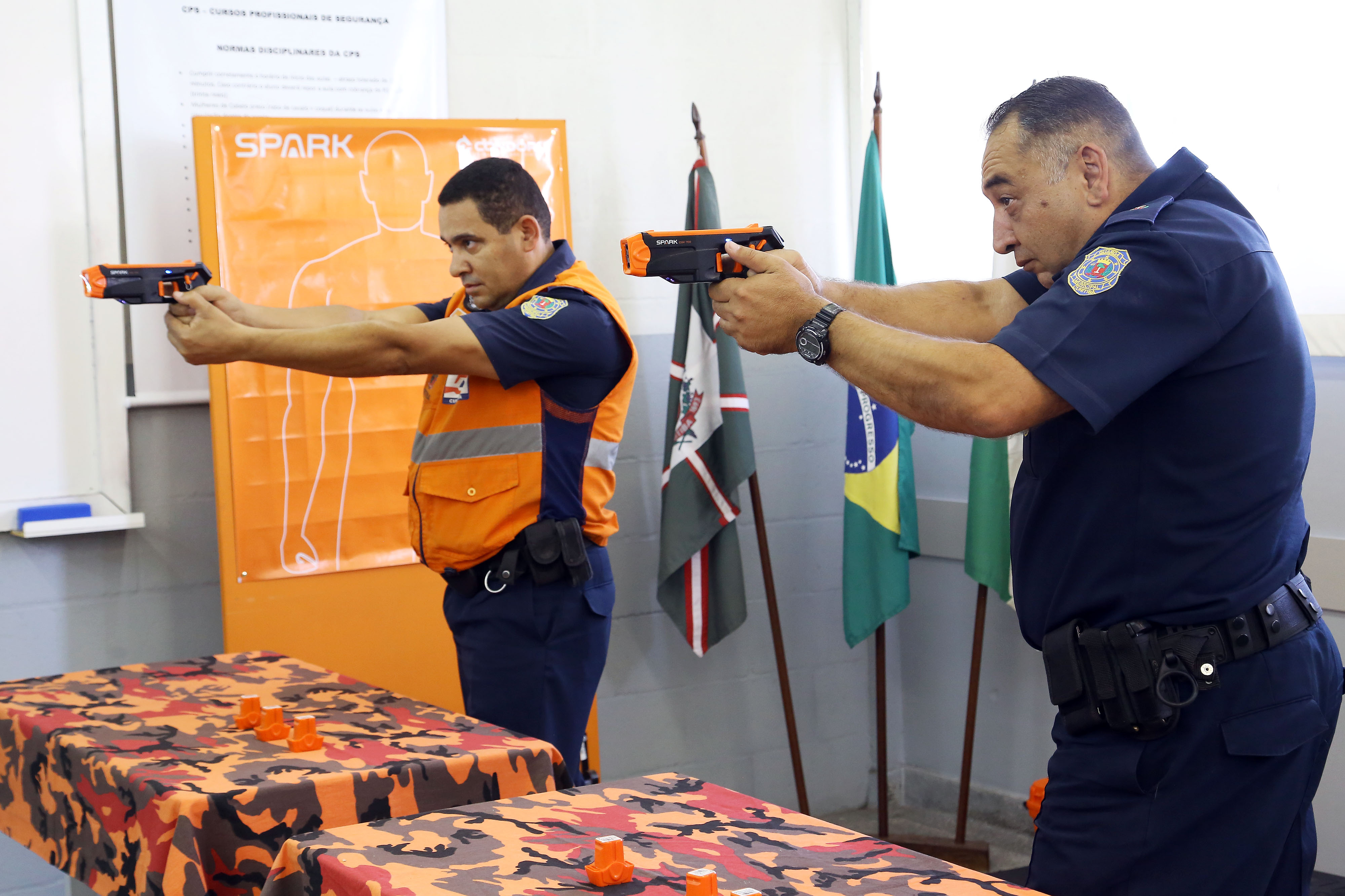 Guardas municipais treinam uso de arma elétrica - Prefeitura de Curitiba