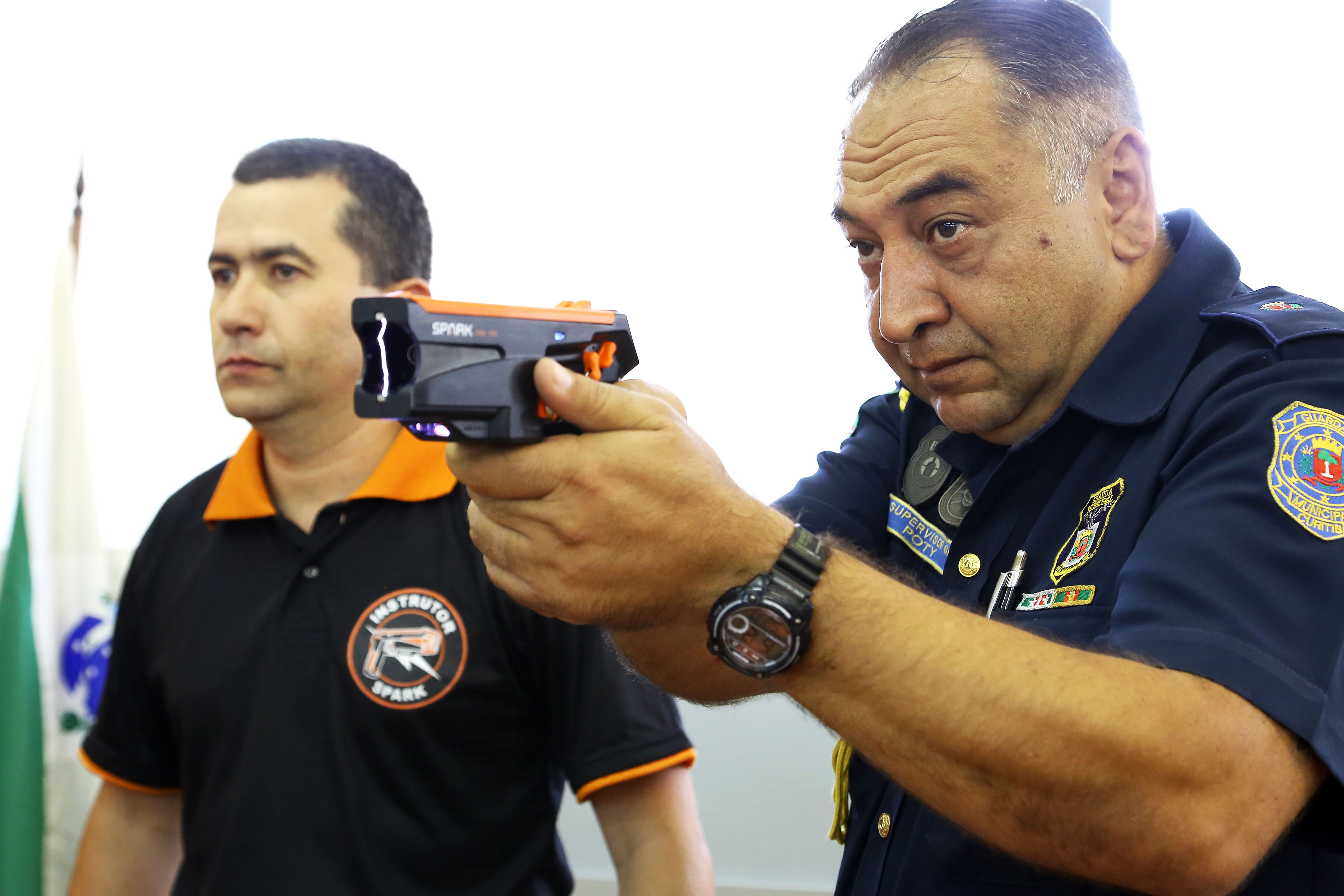 Guardas municipais treinam uso de arma elétrica - Prefeitura de Curitiba