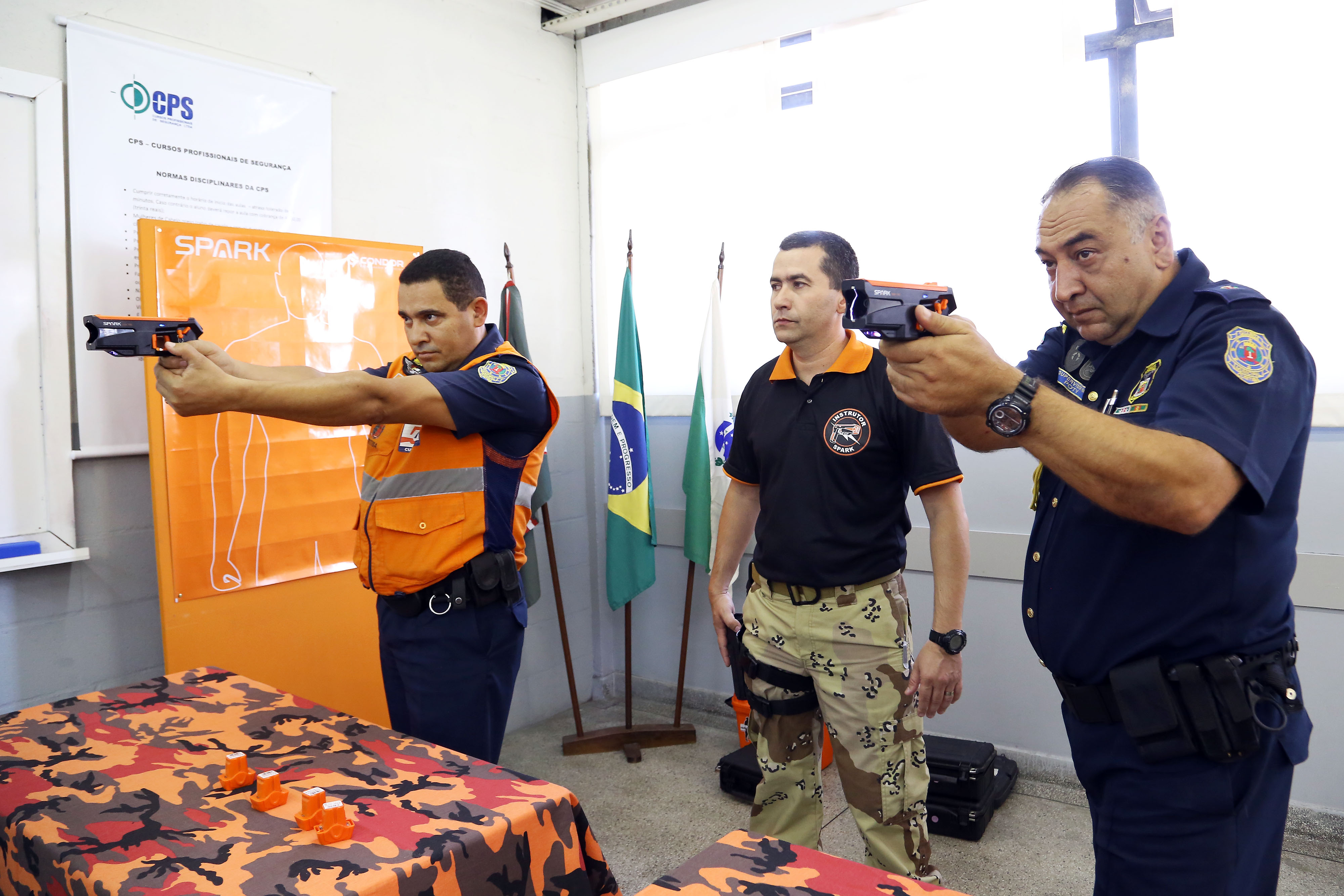 Guardas municipais treinam uso de arma elétrica - Prefeitura de Curitiba