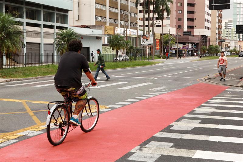 A Prefeitura de Curitiba estará finalizando nos próximos dias a colocação de faixas vermelhas em 98 cruzamentos da cidade onde há ciclovias.
Curitiba, 14/02/2014
Foto:Cesar Brustolin/SMCS