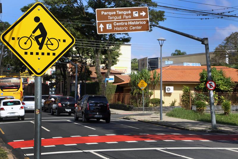 A Prefeitura de Curitiba estará finalizando nos próximos dias a colocação de faixas vermelhas em 98 cruzamentos da cidade onde há ciclovias.
Curitiba, 11/02/2014
Foto: Luiz Costa/SMCS