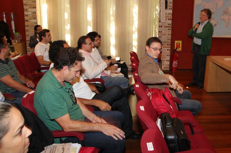 Representantes do poder público e da sociedade civil estiveram reunidos nesta quinta-feira (27) na primeira sessão de 2014 do Conselho da Cidade de Curitiba (Concitiba).
Foto: Lucilia Guimaraes/IPPUC