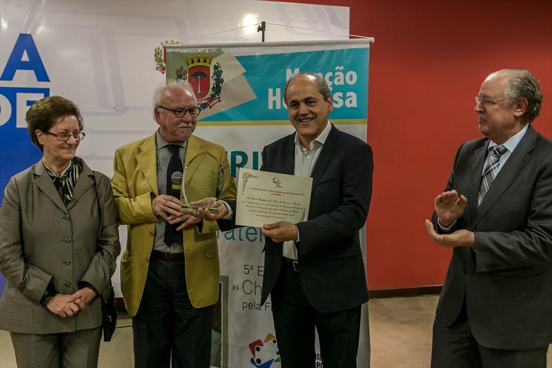 A cidade de Curitiba recebeu, na noite desta quinta-feira (24), no Salão Brasil, o prêmio "Chiara Lubich pela Fraternidade", oferecido pela associação italiana Cittá Per La Fraternitá (Cidades Pela Fraternidade).
Foto: Maurilio Cheli/sMCS