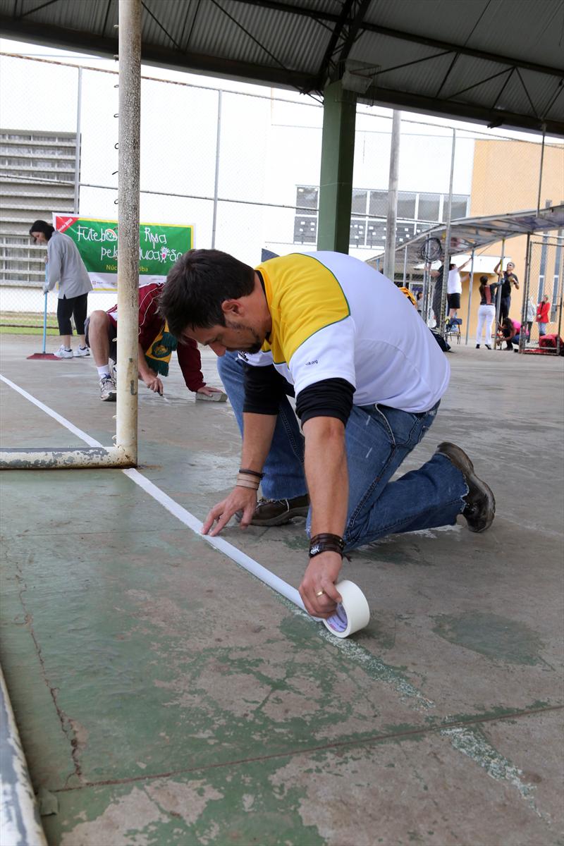Voluntários Australianos revitalizam escolas do Cajuru.
-Na imagem,voluntários na Escola Municipal Enéas Faria.
Curitiba, 21/06/2014
Foto:Cesar Brustolin/SMCS