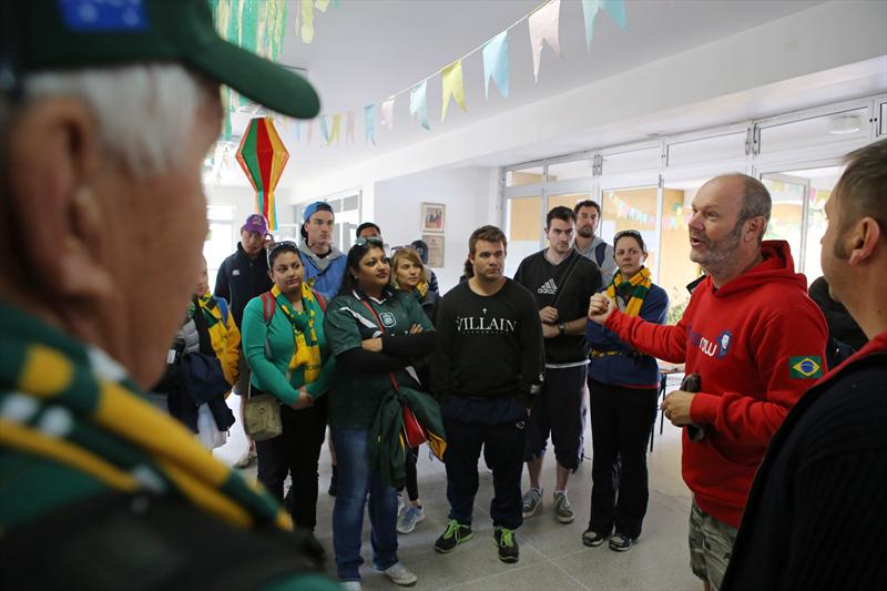 Voluntários Australianos revitalizam escolas do Cajuru.
-Na imagem,  Jon Burns coordenador do Lionsraw, na Escola Municipal Enéas Faria.
Curitiba, 21/06/2014
Foto:Cesar Brustolin/SMCS