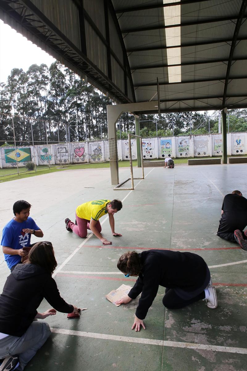 Voluntários Australianos revitalizam escolas do Cajuru.
-Na imagem,voluntários na Escola Municipal Enéas Faria.
Curitiba, 21/06/2014
Foto:Cesar Brustolin/SMCS