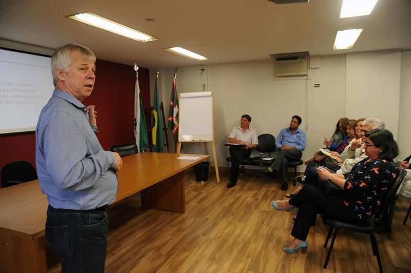 O processo de revisão do Plano Diretor de Curitiba, que está sendo discutido com diversos segmentos da sociedade, foi apresentado na manhã desta quarta-feira (10) aos membros do Conselho Municipal do Emprego e Relações do Trabalho (CMERT ).
Foto: Everson Bressan/SMCS