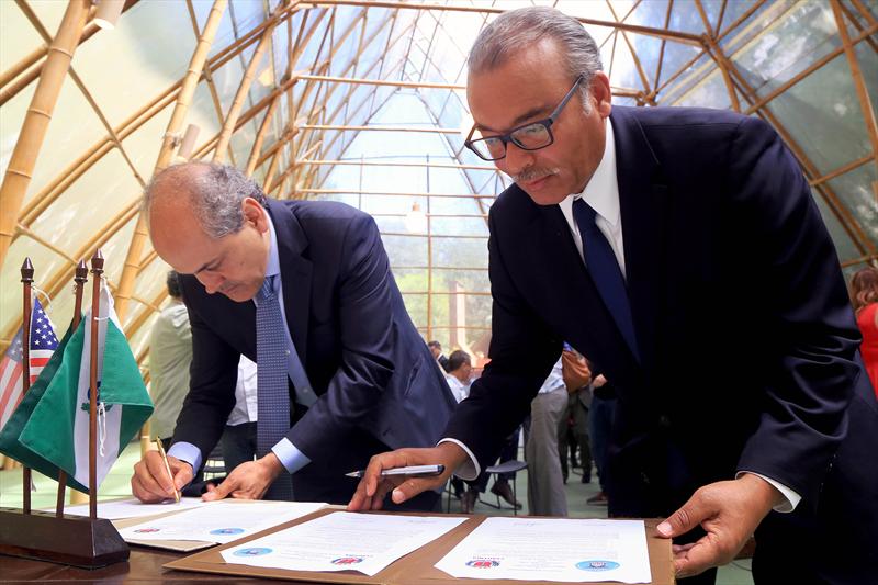 O prefeito de Curitiba, Gustavo Fruet, e o prefeito da cidade norte americana Columbus, Michael Colemann, assinaram nesta terça-feira (16) um protocolo de relacionamento de Cidades Irmãs.
Foto: Valdecir Galor/SMCS