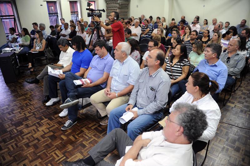 A comunidade do Pinheirinho discutiu nesta segunda-feira (10) à noite as propostas consolidadas para a revisão do Plano Diretor.
Foto: Everson Bressan/SMCS