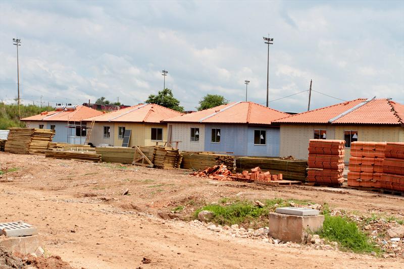 Um sistema de aquecimento solar está sendo implantado pela primeira vez no programa habitacional do Município.
-Na imagem, Moradias Nilo.
Foto: Rafael Silva/COHAB