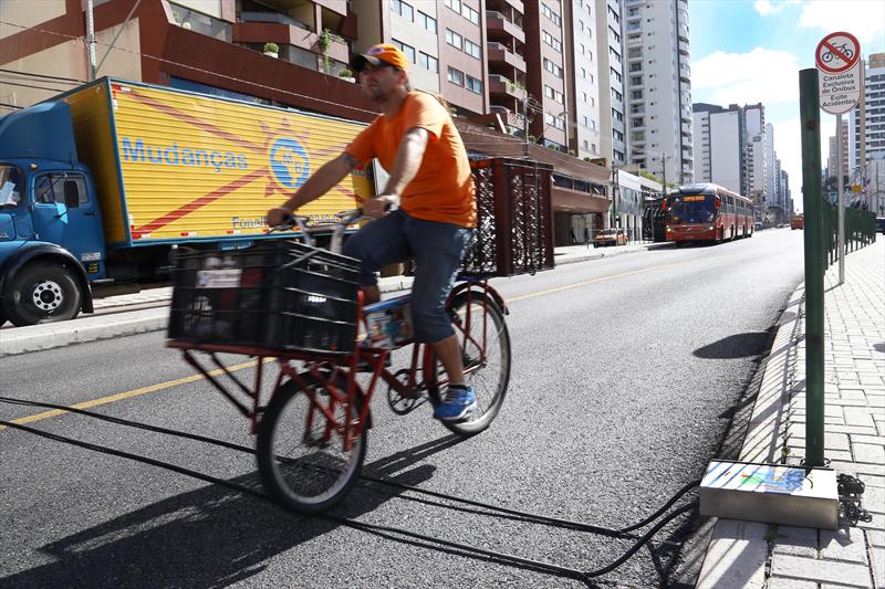 A Prefeitura de Curitiba está testando uma nova tecnologia para a contagem de ciclistas e pedestres na cidade. 
Curitiba, 05/12/2014
Foto: Jaelson Lucas/SMCS