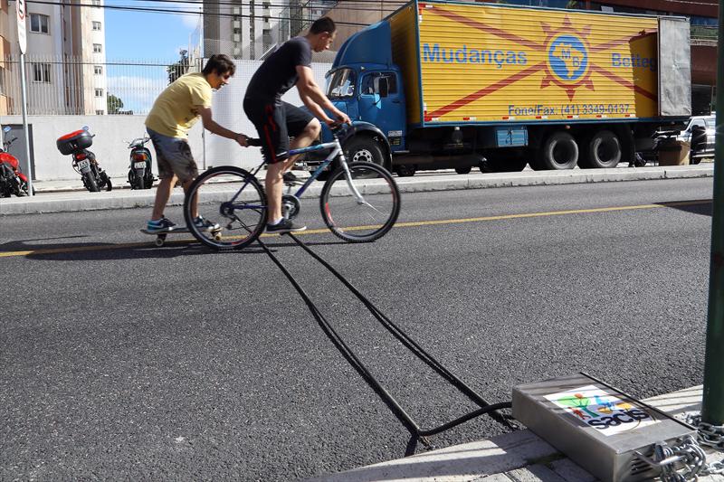 A Prefeitura de Curitiba está testando uma nova tecnologia para a contagem de ciclistas e pedestres na cidade. 
Curitiba, 05/12/2014
Foto: Jaelson Lucas/SMCS