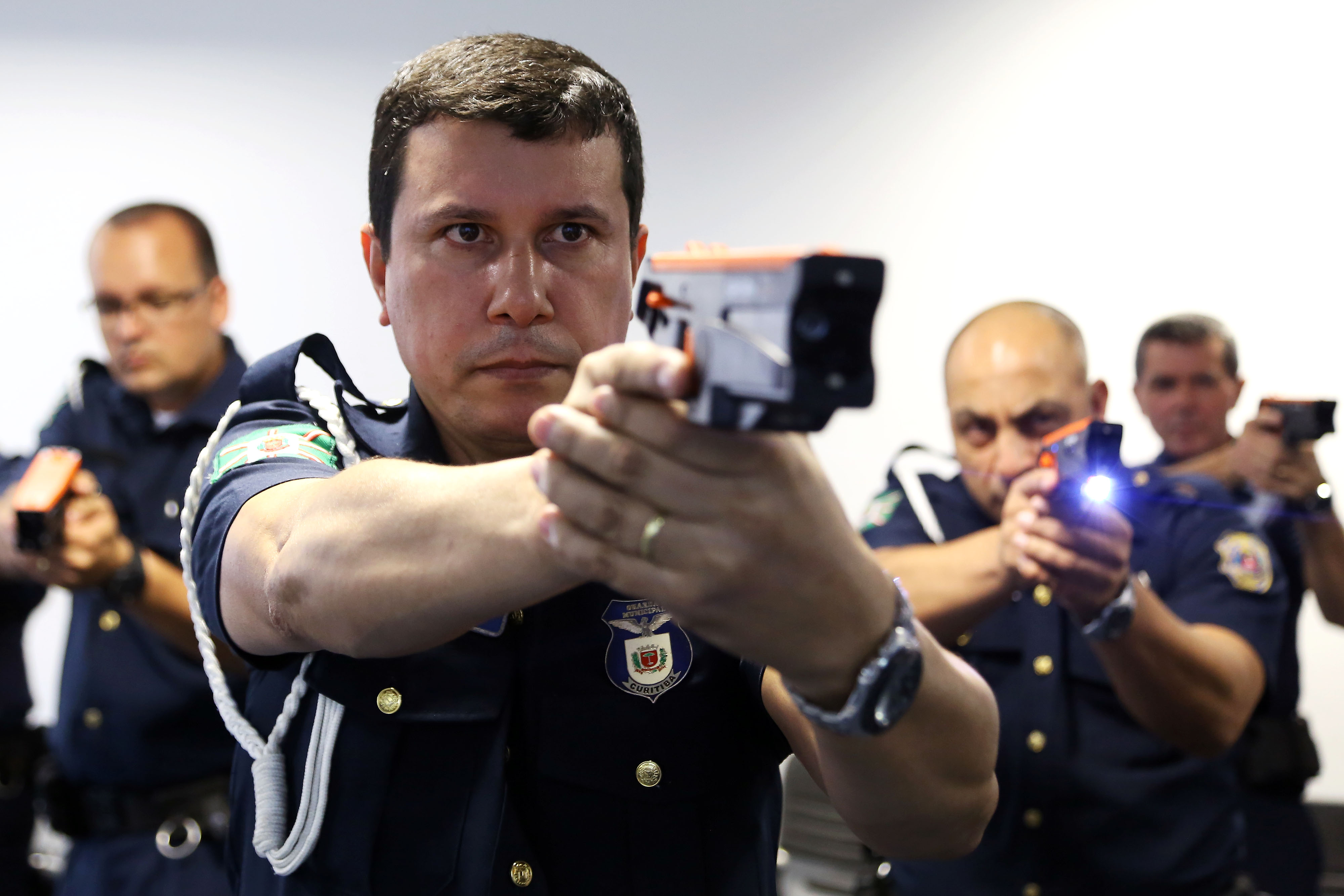 Guardas municipais treinam uso de arma elétrica - Prefeitura de Curitiba