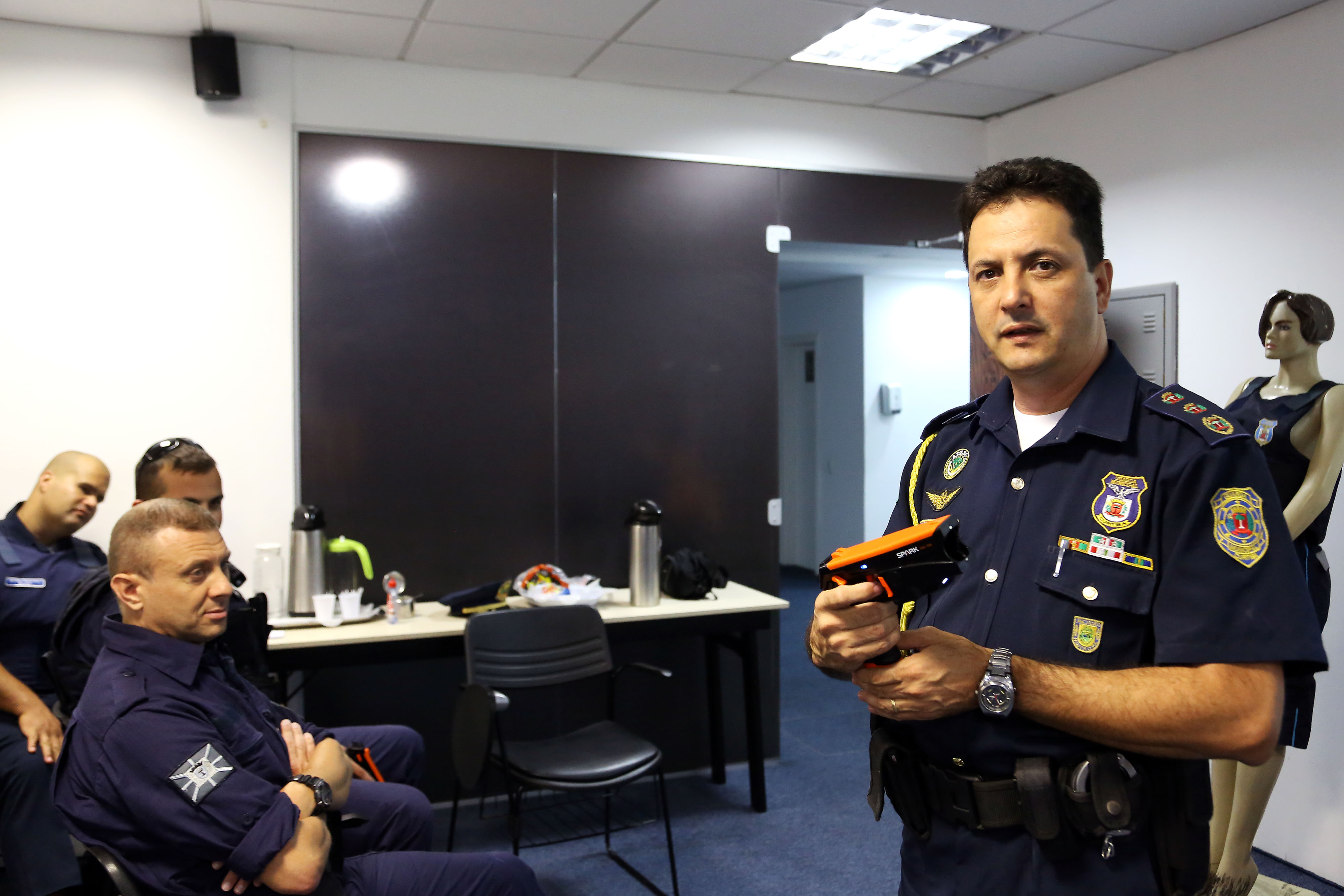 Guardas municipais treinam uso de arma elétrica - Prefeitura de Curitiba