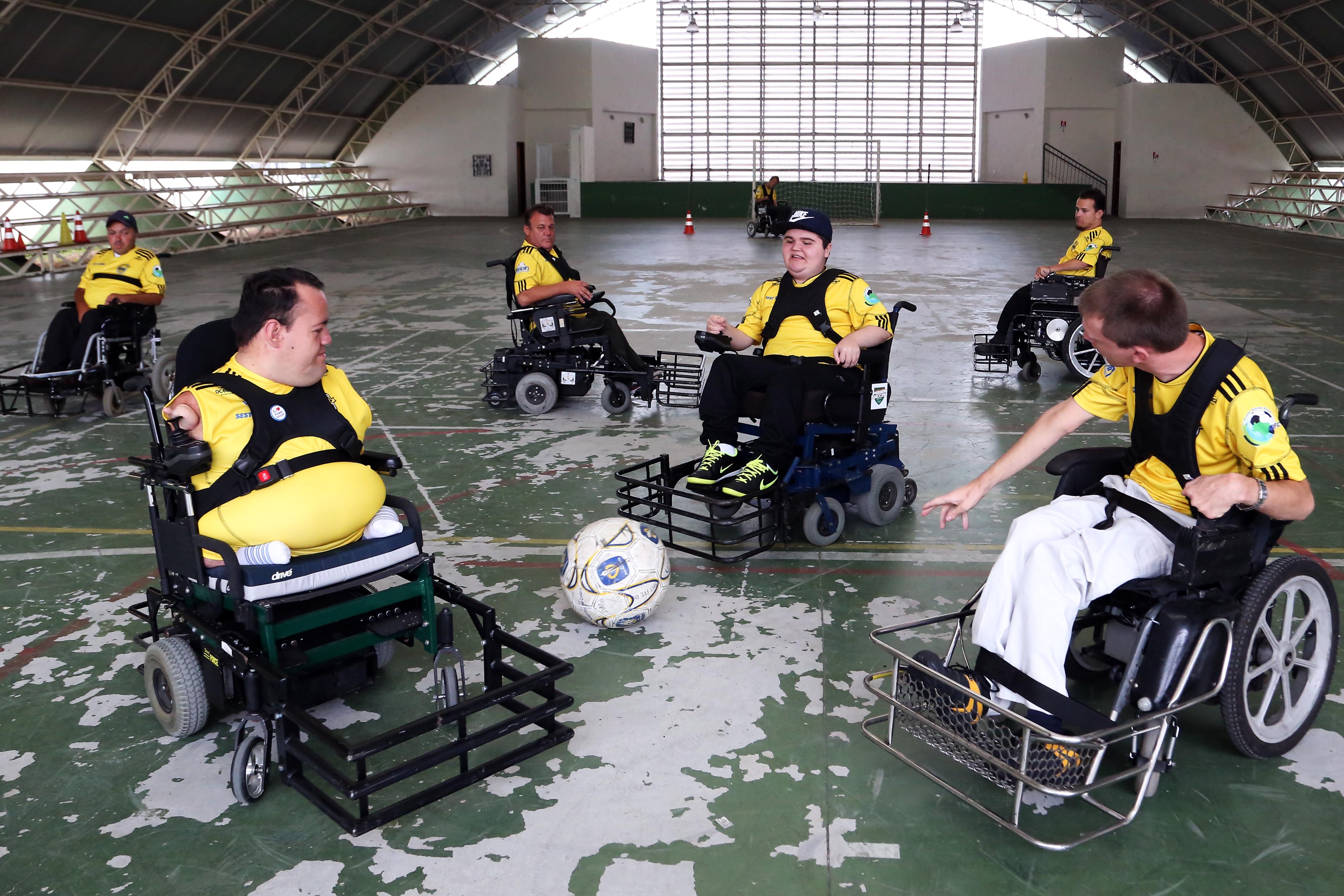 Time de futebol em cadeira de rodas se prepara para campeonato