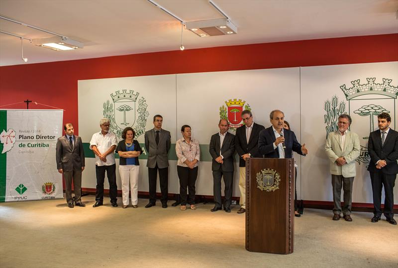 O anteprojeto de lei da revisão do Plano Diretor de Curitiba, acrescido de 47 emendas, foi entregue nesta terça-feira (24) ao prefeito Gustavo Fruet.
Foto: Maurilio Cheli/SMCS