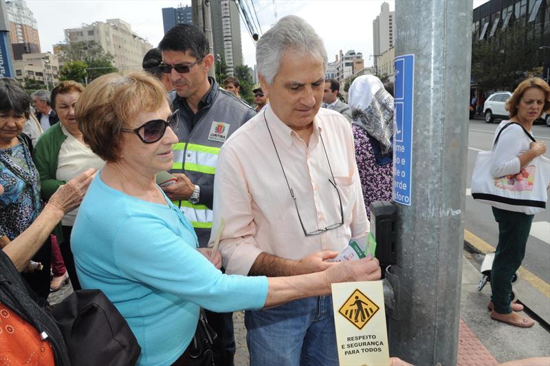 O prefeito Gustavo Fruet inaugurou semáfaro para idosos na rua vinte e Quatro de Maio na Praça Ouvidor Pardinho.
Foto Everson Bressan/SMCS