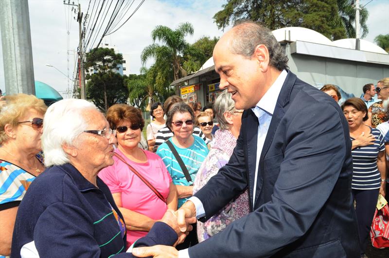 O prefeito Gustavo Fruet inaugurou semáfaro para idosos na rua vinte e Quatro de Maio na Praça Ouvidor Pardinho.
Foto Everson Bressan/SMCS