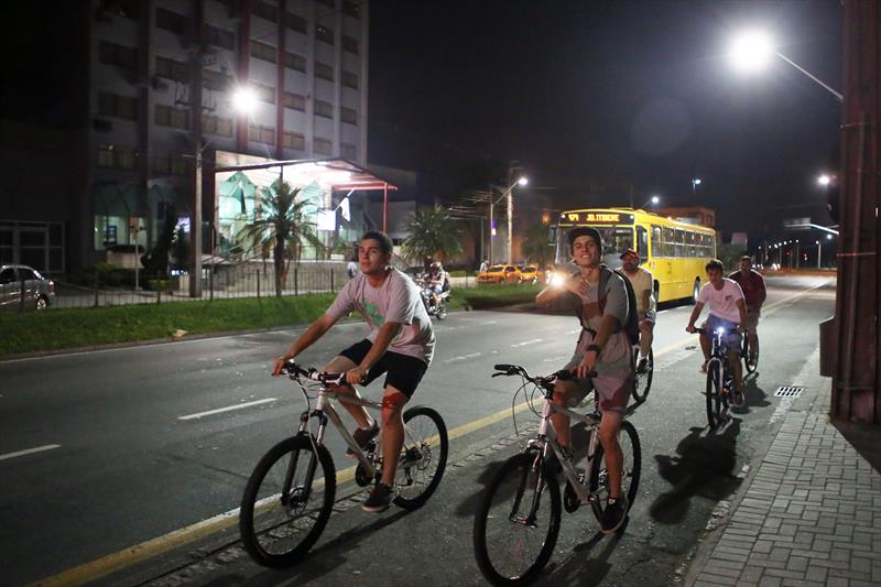 Na sexta-feira (8), quando a campanha nacional De Bike ao Trabalho foi realizada em Curitiba, 636 ciclistas passaram pela ciclovia da Rua Mariano Torres, entre as avenidas Sete de Setembro e Visconde Guarapuava.
Foto:Cesar Brustolin/SMCS