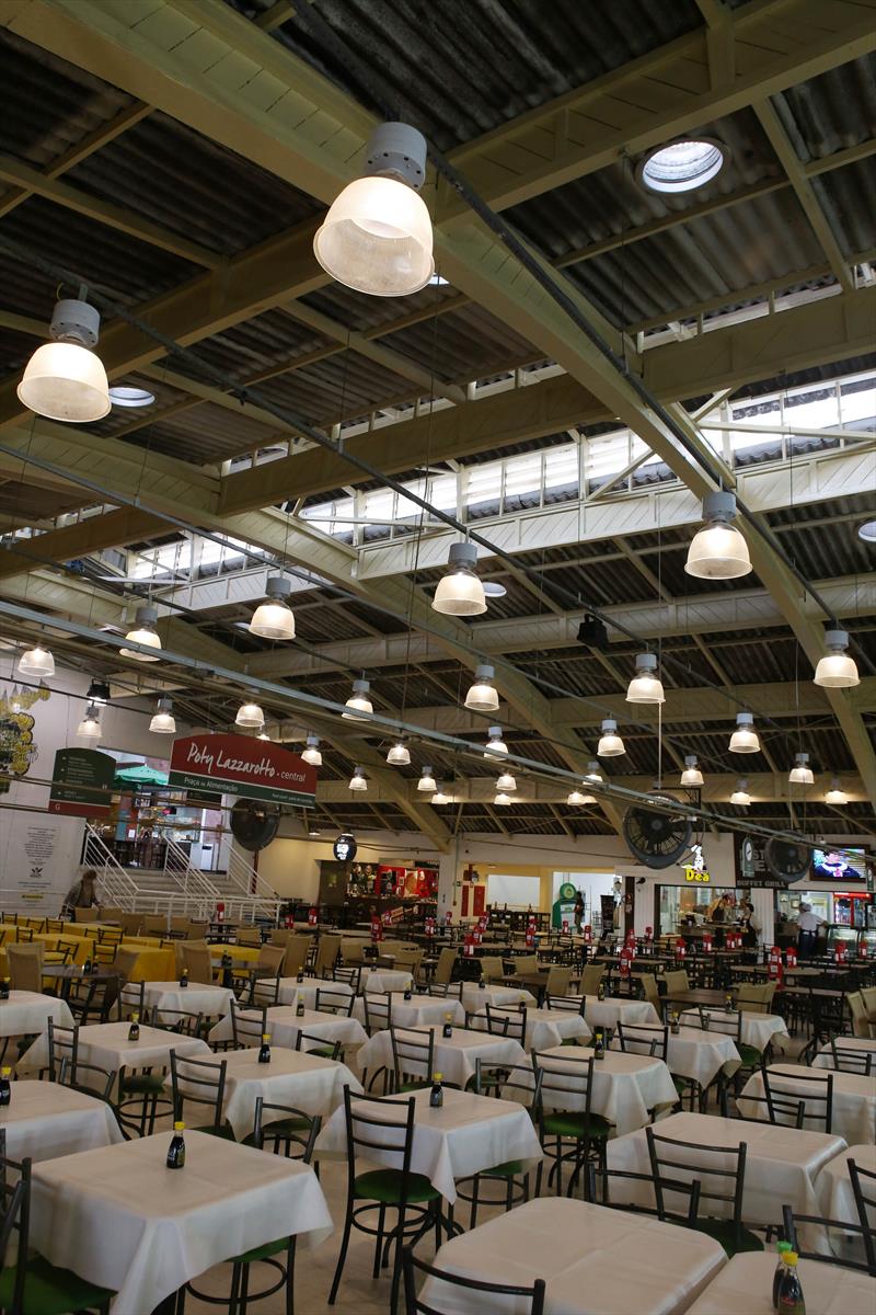 O Mercado Municipal está com nova iluminação para melhorar a qualidade de luz e reduzir o consumo de energia.
Curitiba, 19/05/2015
Foto:Cesar Brustolin/SMCS