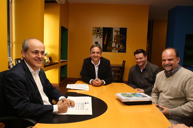 Prefeito Gustavo Fruet encaminha projeto de leii que proibe tração animal na cidade.
Curitiba, 01/06/2015
Foto: Cesar Brustolin/SMCS